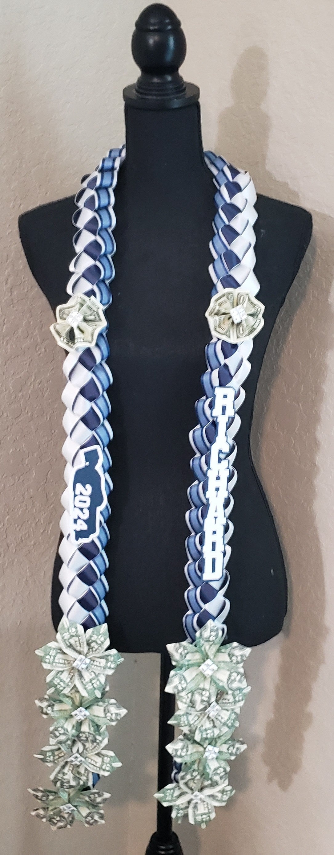 Graduation lei braid with $5 bills