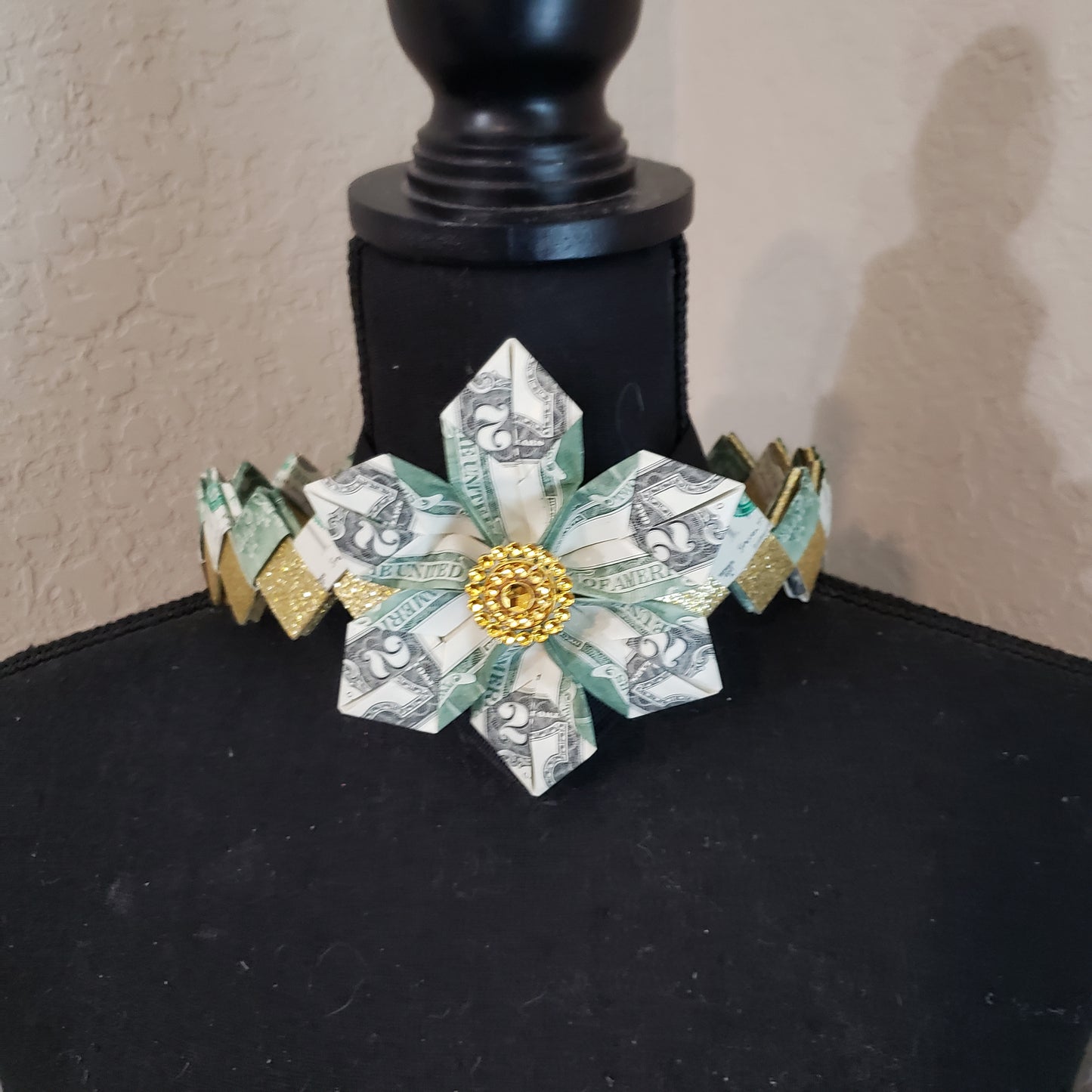 Wearable money graduation crown Tuiga with flower for any celebration.