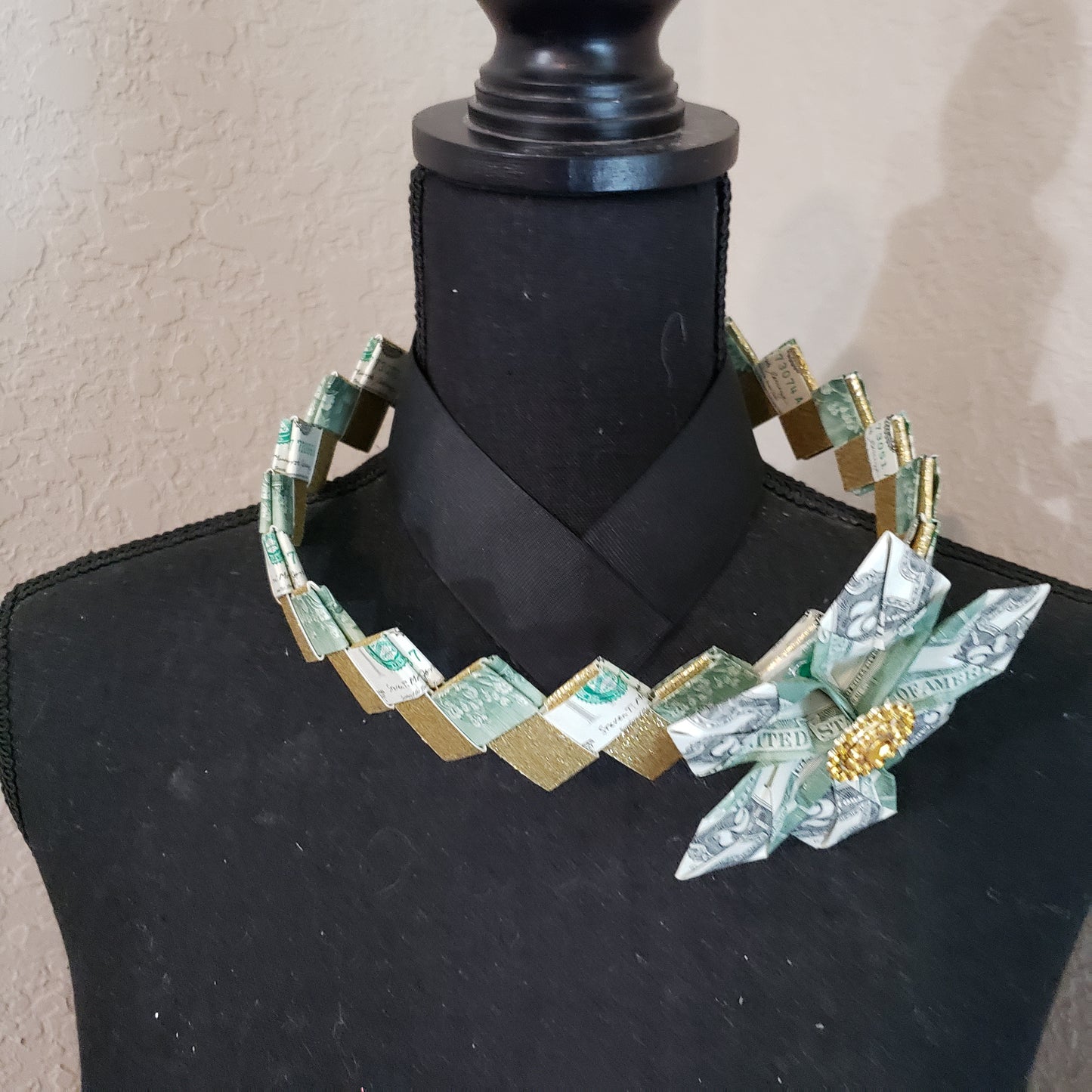 Wearable money graduation crown Tuiga with flower for any celebration.