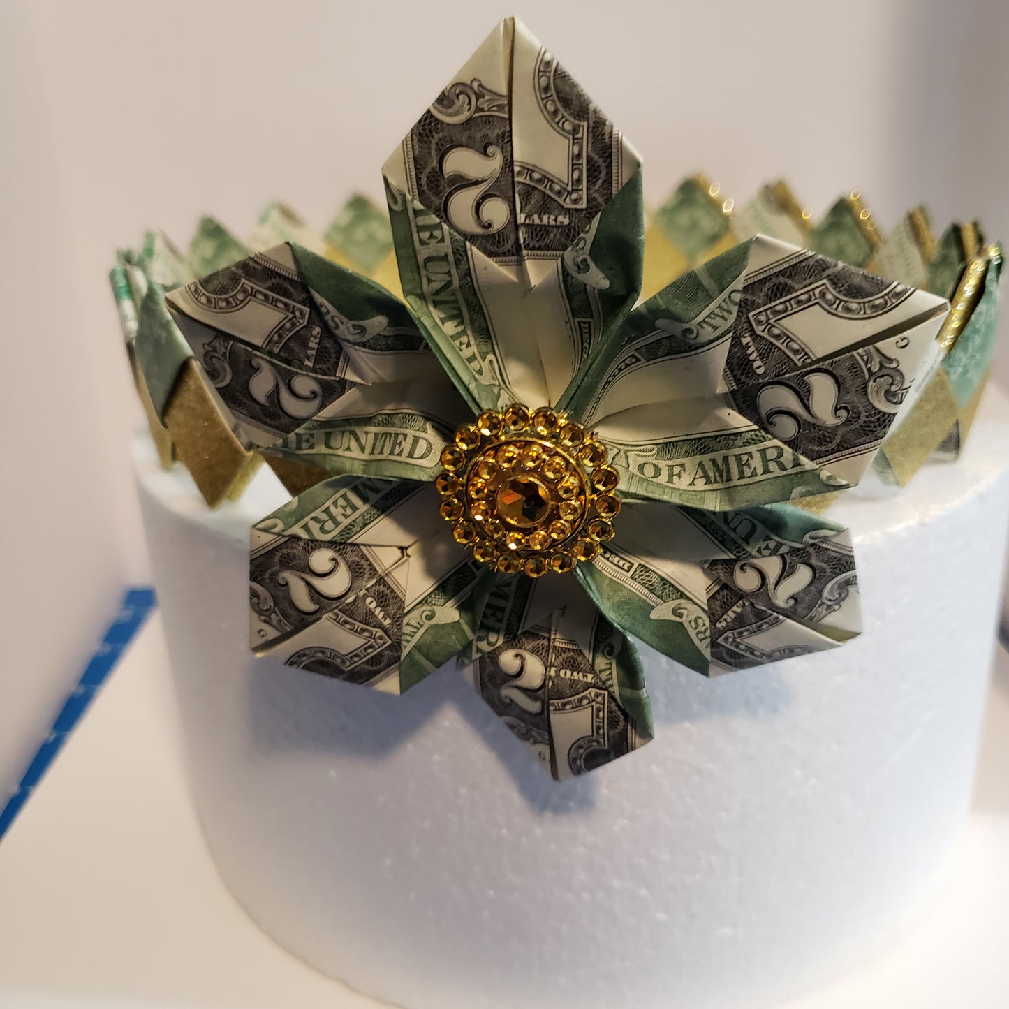 Wearable money graduation crown Tuiga with flower for any celebration.