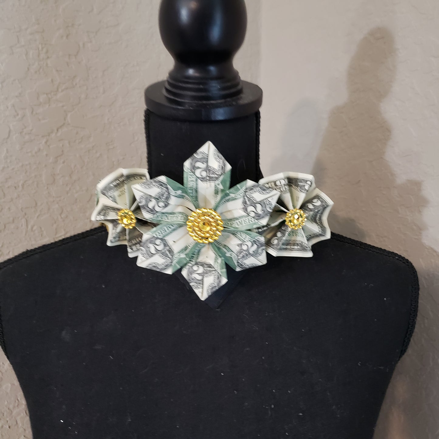 Wearable money graduation crown Tuiga with large flower and 2 small flowers for any ceremony