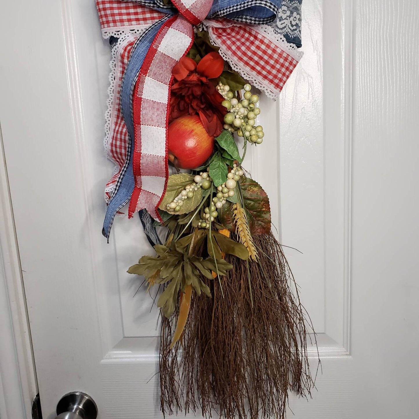 Crisp apple wisk broom door hanger